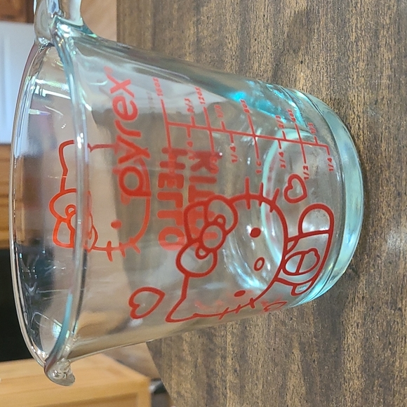 PYREX® Hello KITTY® 2-cup Measuring Cup - Picture 4 of 4